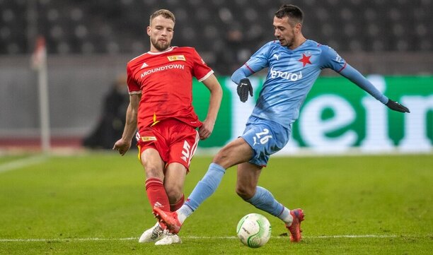 Marvin Friedrich a Ivan Schranz bojují o míč v utkání Unionu Berlín se Slavií