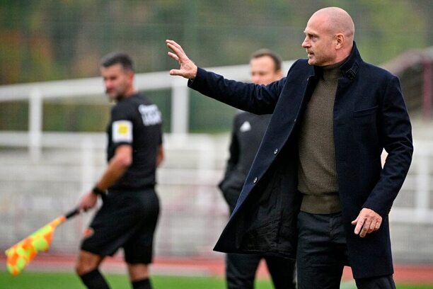 Trenér Andreas Brännström při utkání na Dukle
