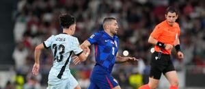 Vitinha a Mateo Kovačić během zářijového utkání mezi Portugalskem a Chorvatskem Vitinha a Mateo Kovačić během zářijového utkání mezi Portugalskem a Chorvatskem