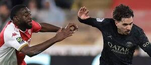 Ligue 1: Vitinha z PSG v souboji o míč s Youssoufem Fofanou z Monaca. Ligue 1: Vitinha z PSG v souboji o míč s Youssoufem Fofanou z Monaca.