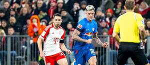 Raphael Guerreiro a Benjamin Šeško v souboji, 23. kolo Bundesligy 2023–24 Raphael Guerreiro a Benjamin Šeško v souboji, 23. kolo Bundesligy 2023–24