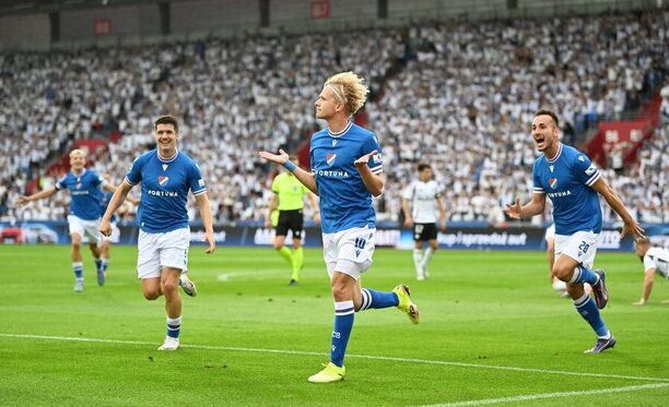 Hráči Baníku Ostrava se radují ze vstřelené branky proti polské Legii