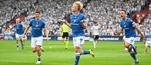 Hráči Baníku Ostrava se radují ze vstřelené branky proti polské Legii