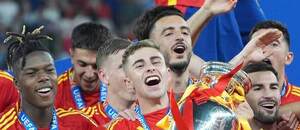 Španělští fotbalisté slaví s trofejí pro mistry Evropy Španělští fotbalisté slaví s trofejí pro mistry Evropy