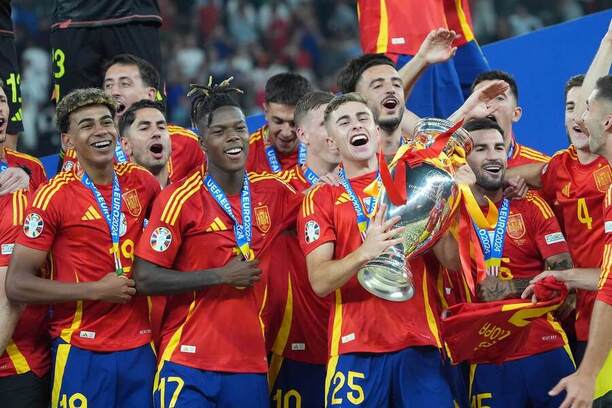 Španělští fotbalisté slaví s trofejí pro mistry Evropy