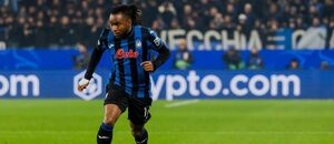 Fotbalový slovník musí profesionální hráči ovládat dokonale, na fotce Ademola Lookman v dresu Atalanty Bergamo