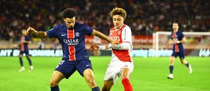 Warren Zaïre-Emery a Eliesse Ben Seghir během prosincového zápasu v lize