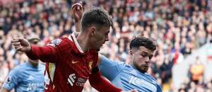 Premier League: Conor Bradley z Liverpoolu (vlevo) v souboji s Williamsem z Nottinghamu Premier League: Conor Bradley z Liverpoolu (vlevo) v souboji s Williamsem z Nottinghamu