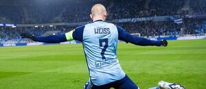 Vladimír Weiss ze Slovanu kope roh