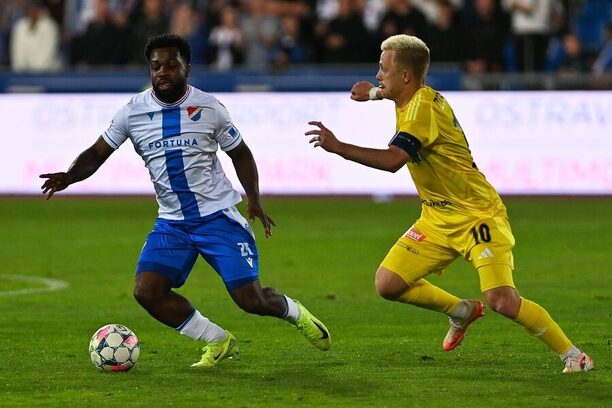 Dennis Owusu a Filip Zorvan během pohárového zápasu Baníku s Olomoucí