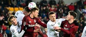 Utkání 8. kola Chance Ligy: Skrumáž v zápase Sparta vs. Karviná před brankou hostů Utkání 8. kola Chance Ligy: Skrumáž v zápase Sparta vs. Karviná před brankou hostů