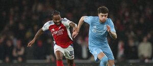Raheem Sterling v souboji s Necem Williamsem, 12. kolo Premier League 2024–25 Raheem Sterling v souboji s Necem Williamsem, 12. kolo Premier League 2024–25
