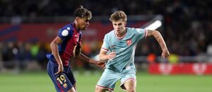 Lamine Yamal se snaží přejít přes Pabla Barriose