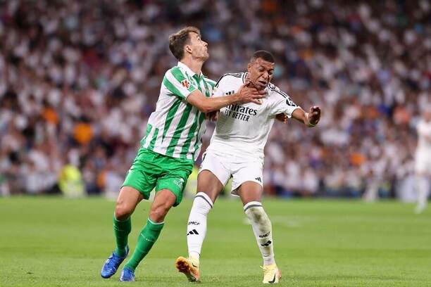 Diego Llorente v souboji s Kylianem Mbappém, 4. kolo La Ligy 2024–25