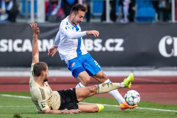 Utkání 10. kola první fotbalové ligy: Na fotce Richard Križan z Českých Budějovic (dole) a Filip Kubala hájící barvy Baníku Ostrava