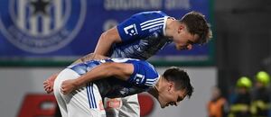 Hráči Olomouce křičí na Victora Olatunjiho Hráči Olomouce křičí na Victora Olatunjiho