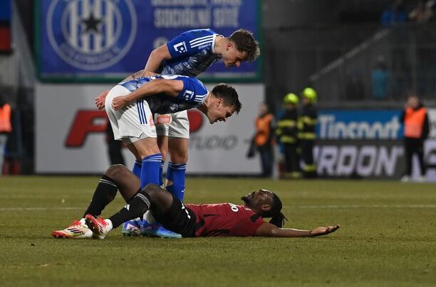 Hráči Olomouce křičí na Victora Olatunjiho