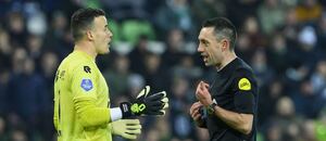 Diskuze brankáře s rozhodčím v zápase Groningen vs. Twente