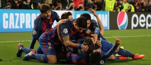 Hráči Barcelony oslavují postupový gól Sergiho Roberta