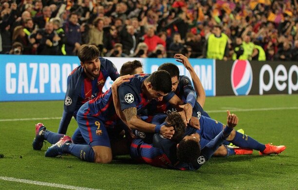 Hráči Barcelony oslavují postupový gól Sergiho Roberta