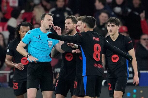 Fotbalisté Barcelony reagují na červenou kartu pro Paua Cubarsího, osmifinále Ligy mistrů 2024–25