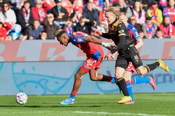 Sampson Dweh v souboji s Matějem Šínem, 26. kolo Chance Ligy 2024–25