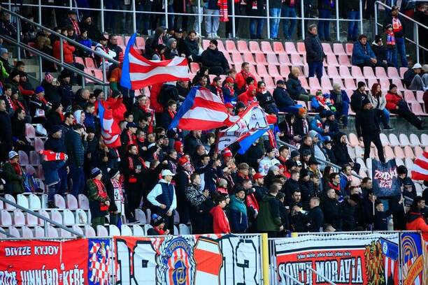 Fanoušci Zbrojovky Brno při utkání s Chrudimí