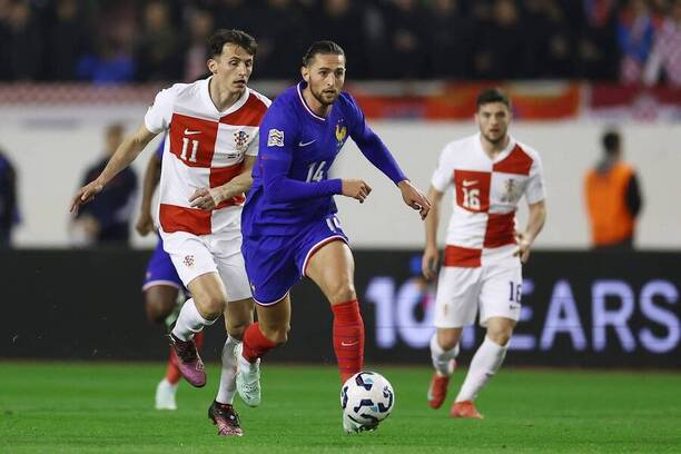 Čtvrtfinále Ligy národů 2024/25: Na fotce francouzský reprezentant Rabiot a chorvatský útočník Budimir