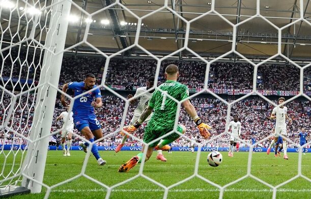 Ivan Schranz střílí branku Anglii