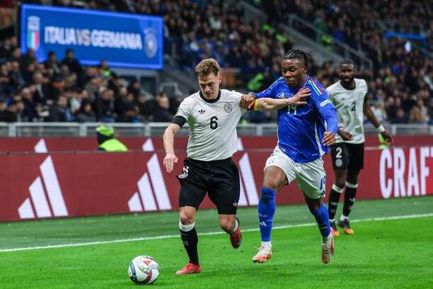 Joshua Kimmich a Destiny Udogie během utkání na San Siru