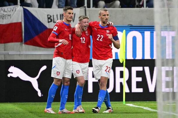 Na snímku čeští fotbaloví reprezentanti Patrik Schick, Lukáš Červ a Tomáš Souček