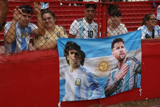 Argentinští fanoušci s vlajkou &quot;Maradona a Messi&quot;