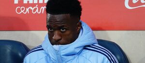 Vinícius Jr z Realu Madrid pozoruje hru z lavičky Vinícius Jr z Realu Madrid pozoruje hru z lavičky