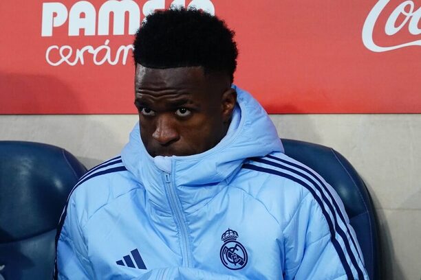 Vinícius Jr z Realu Madrid pozoruje hru z lavičky