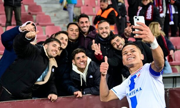 Ewerton z Baníku si dělá selfie s fanoušky FCB