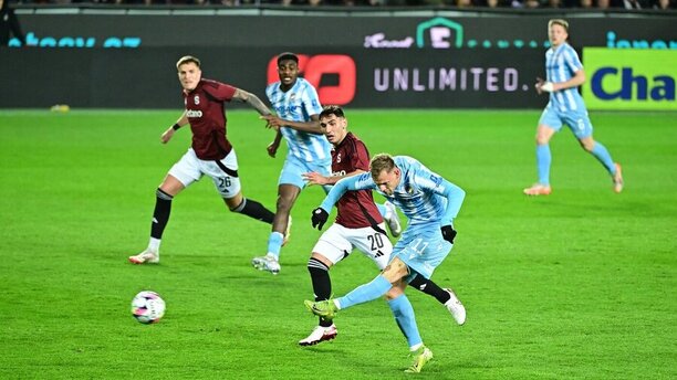 Matěj Vydra střílí branku Spartě