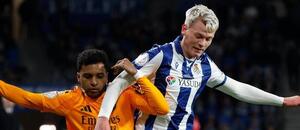 Semifinále Copa del Rey 2024/25: Rodrygo (vlevo) v souboji o míč s Oskarssonem