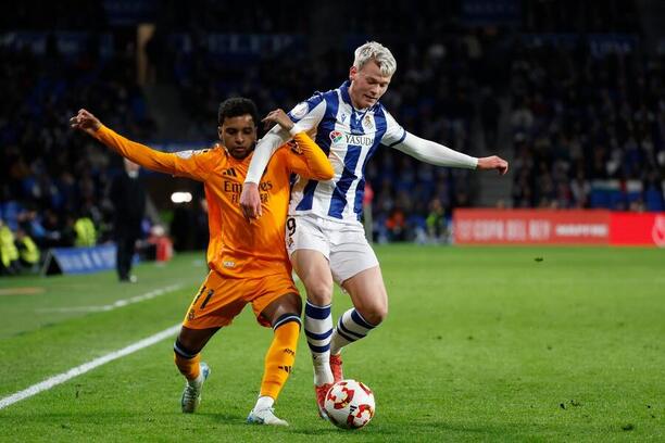 Semifinále Copa del Rey 2024/25: Rodrygo (vlevo) v souboji o míč s Oskarssonem