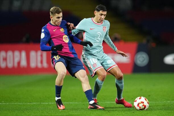 Semifinále Copa del Rey 2024/25: Fermín Lopéz z Barcelony (vlevo) a madridský fotbalista Nahuel Molina