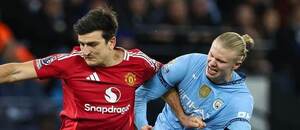Harry Maguire (vlevo) a Erling Haaland v souboji o míč Harry Maguire (vlevo) a Erling Haaland v souboji o míč