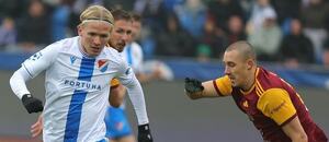 Zápas 15. kola Chance Ligy 2024/25: Ostravský Matěj Šín (uprostřed) se snaží utéct dukelské dvojici Daniel Kozma (vlevo) a Filip Lichý (vpravo) Zápas 15. kola Chance Ligy 2024/25: Ostravský Matěj Šín (uprostřed) se snaží utéct dukelské dvojici Daniel Kozma (vlevo) a Filip Lichý (vpravo)