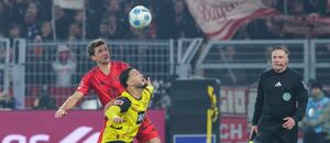 Thomas Müller a Ramy Bensebaini v souboji o balon, 12. kolo Bundesligy 2024–25