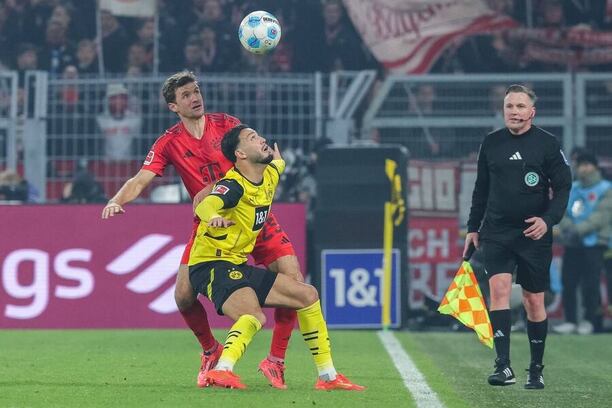 Thomas Müller a Ramy Bensebaini v souboji o balon, 12. kolo Bundesligy 2024–25