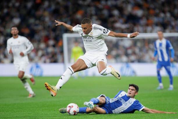 La Liga 2024/25: Kylian Mbappé z Realu Madrid a hráč Deportiva Hugo Novoa v souboji o míč