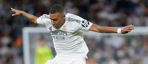 La Liga 2024/25: Kylian Mbappé z Realu Madrid a hráč Deportiva Hugo Novoa v souboji o míč