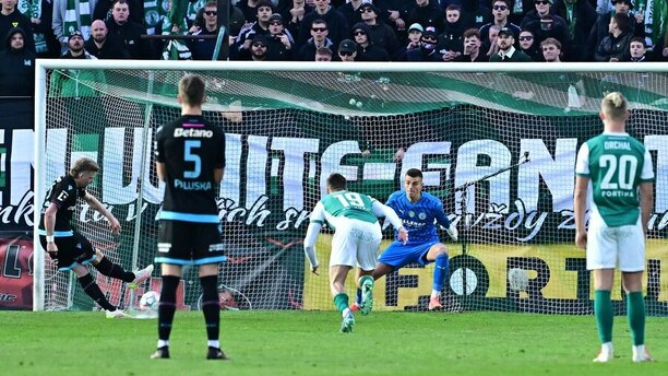 Pavel Šulc z Plzně střílí gól z penalty, čtvrtfinále MOL Cupu 2024–25
