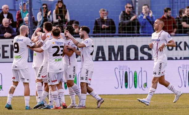 Fotbalisté Líšně se radují z gólu do sítě Vlašimi