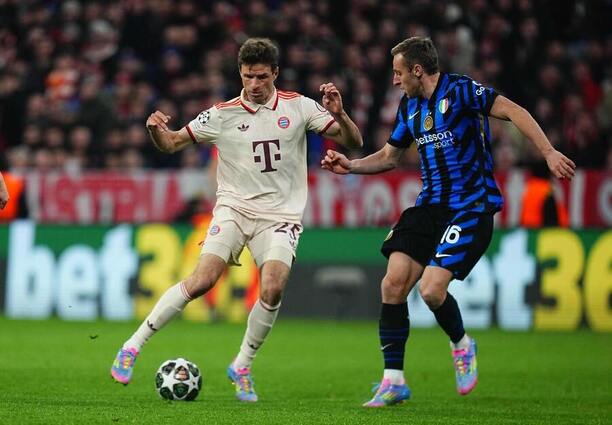 Thomas Müller a Davide Frattesi během zápasu Bayernu s Interem v Mnichově