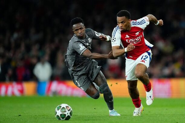 Vinícius Júnior a Jurrien Timber během úvodního zápasu Arsenalu s Realem Madrid