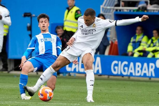 Kylian Mbappé při své brutální zákroku proti Alavésu